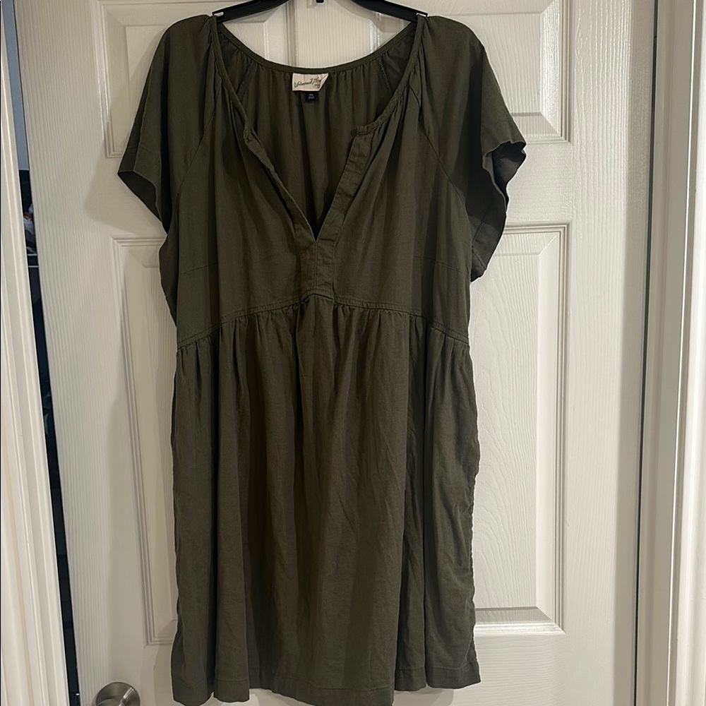 Universal Thread Green casual dress with V-neck Dolman Sleeves & pockets!